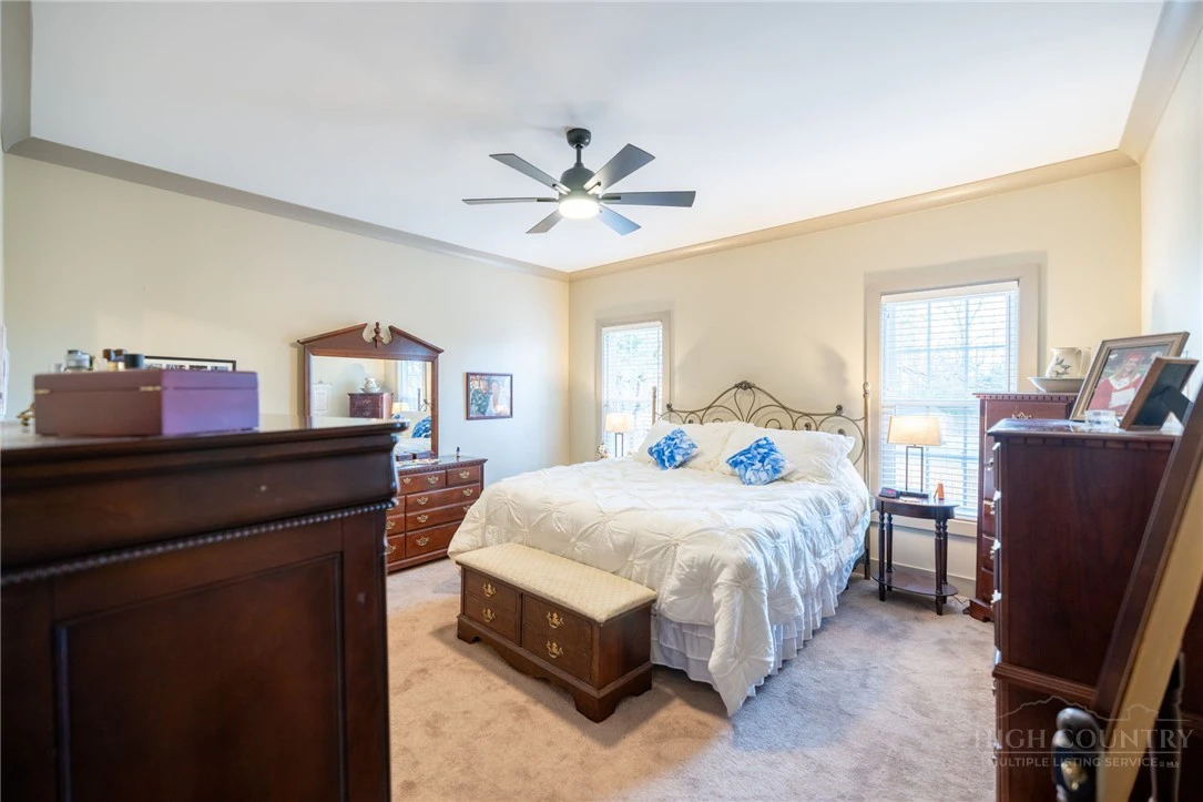 Image number 4 for the current listing