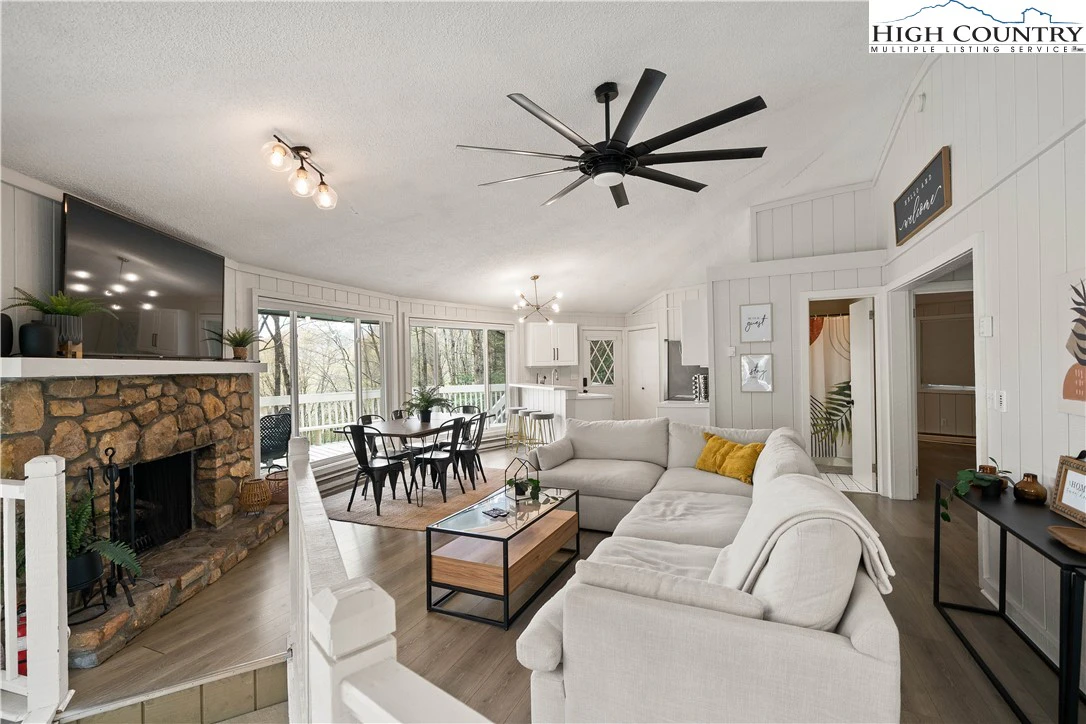 Image number 3 for the current listing