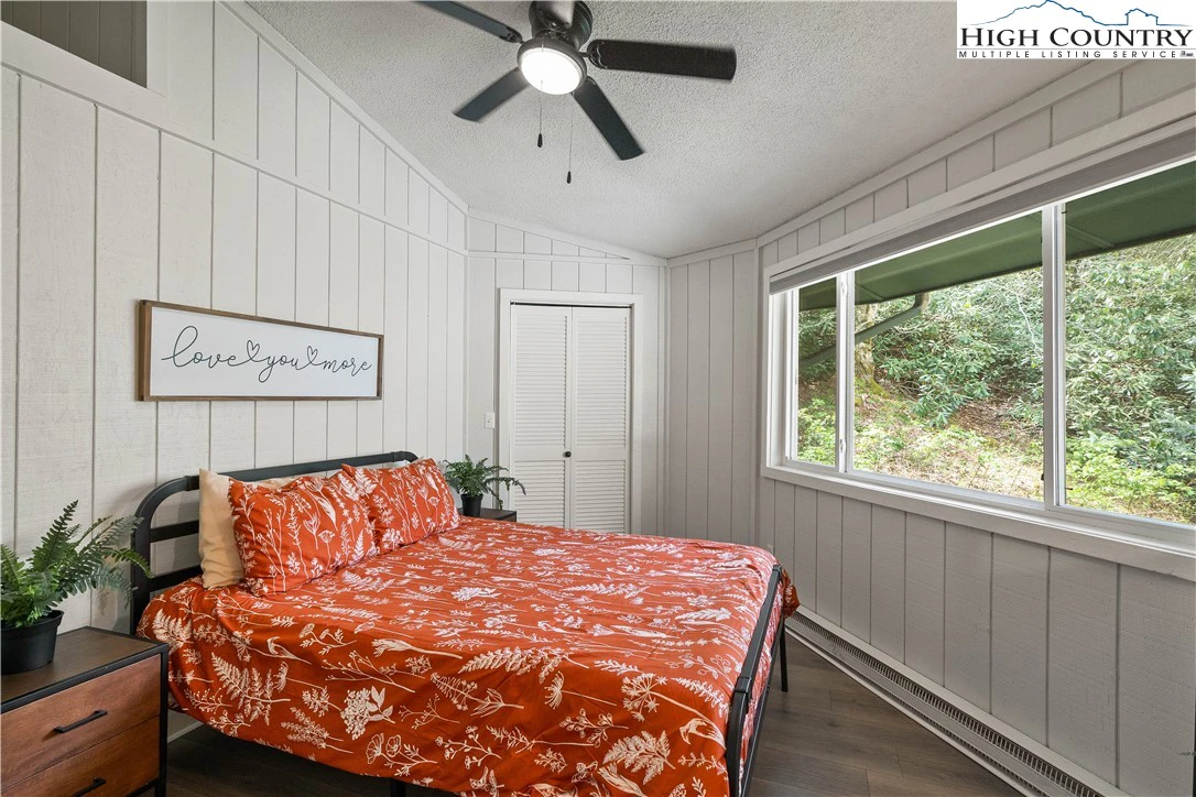 Image number 1 for the current listing