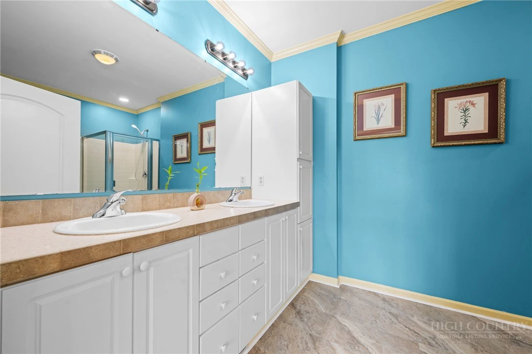 Image number 18 for the current listing