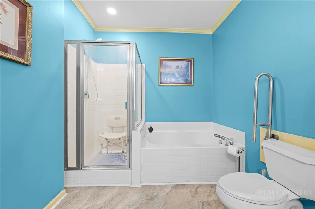 Image number 19 for the current listing