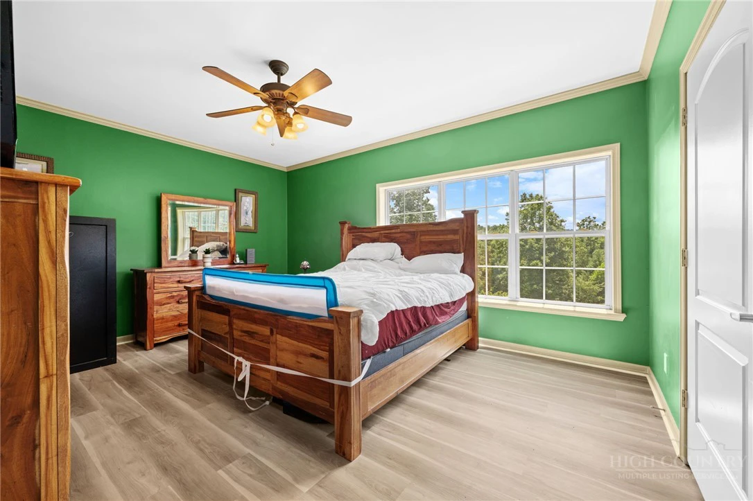 Image number 15 for the current listing