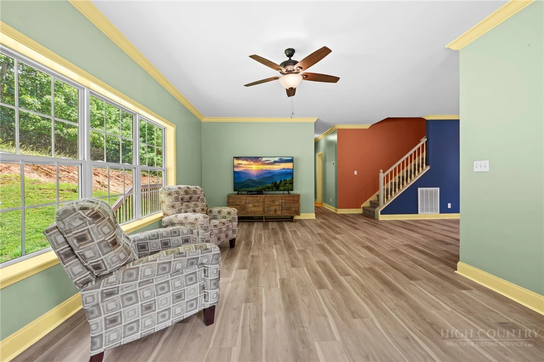Image number 13 for the current listing