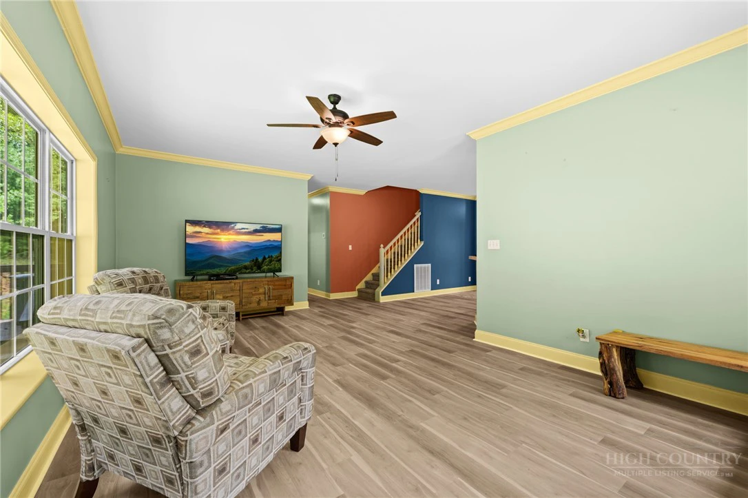 Image number 14 for the current listing