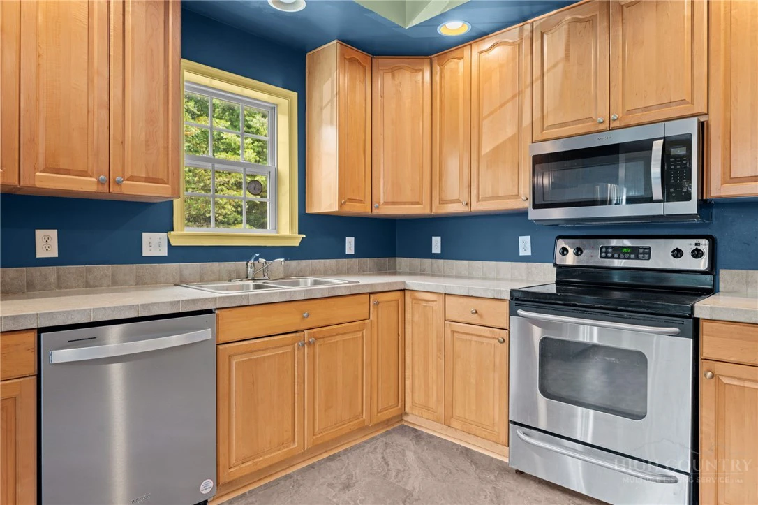 Image number 11 for the current listing