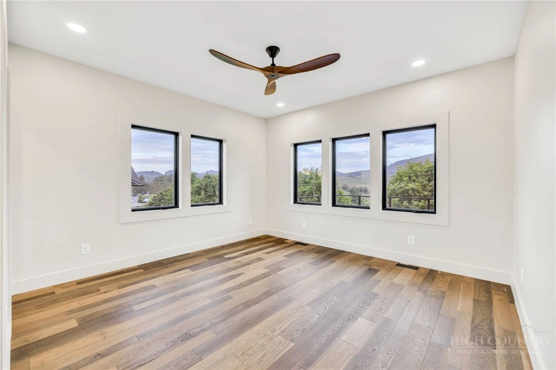 Image number 17 for the current listing