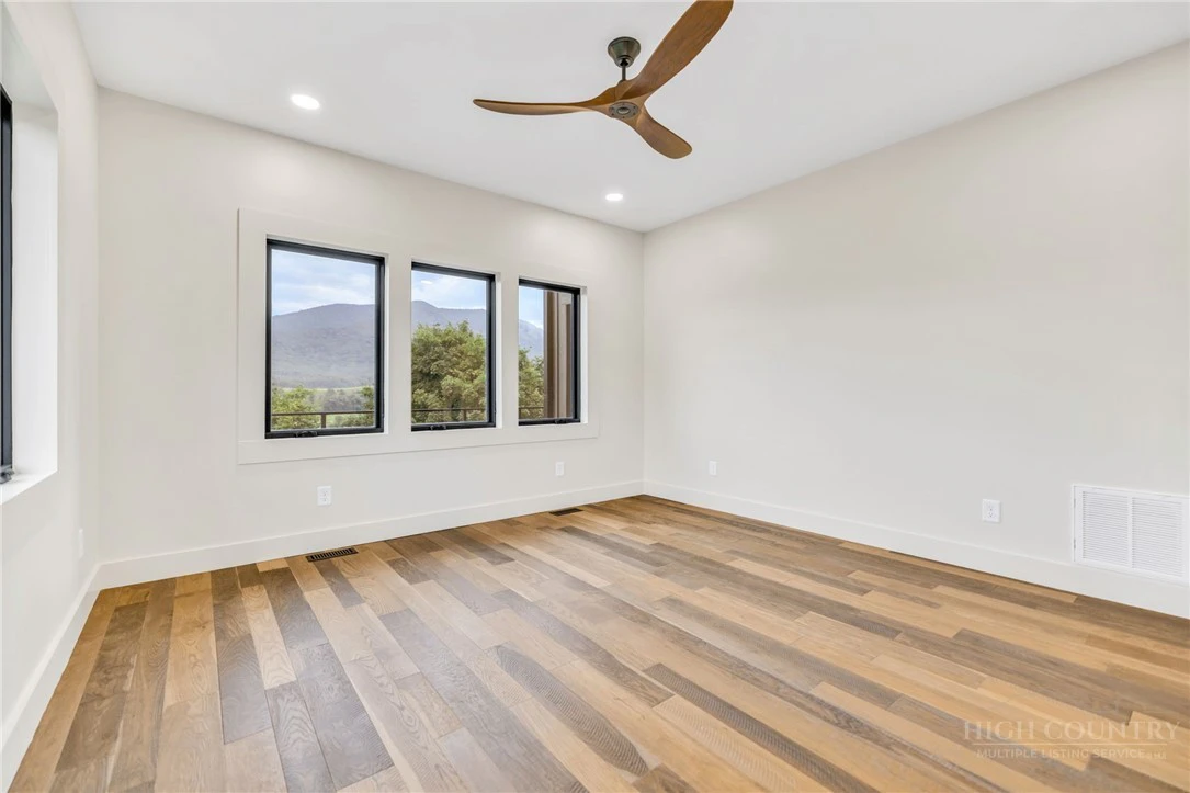 Image number 18 for the current listing