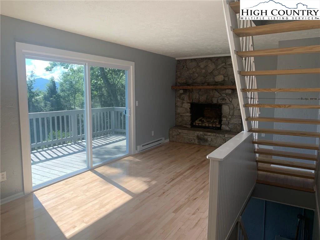 Image number 17 for the current listing