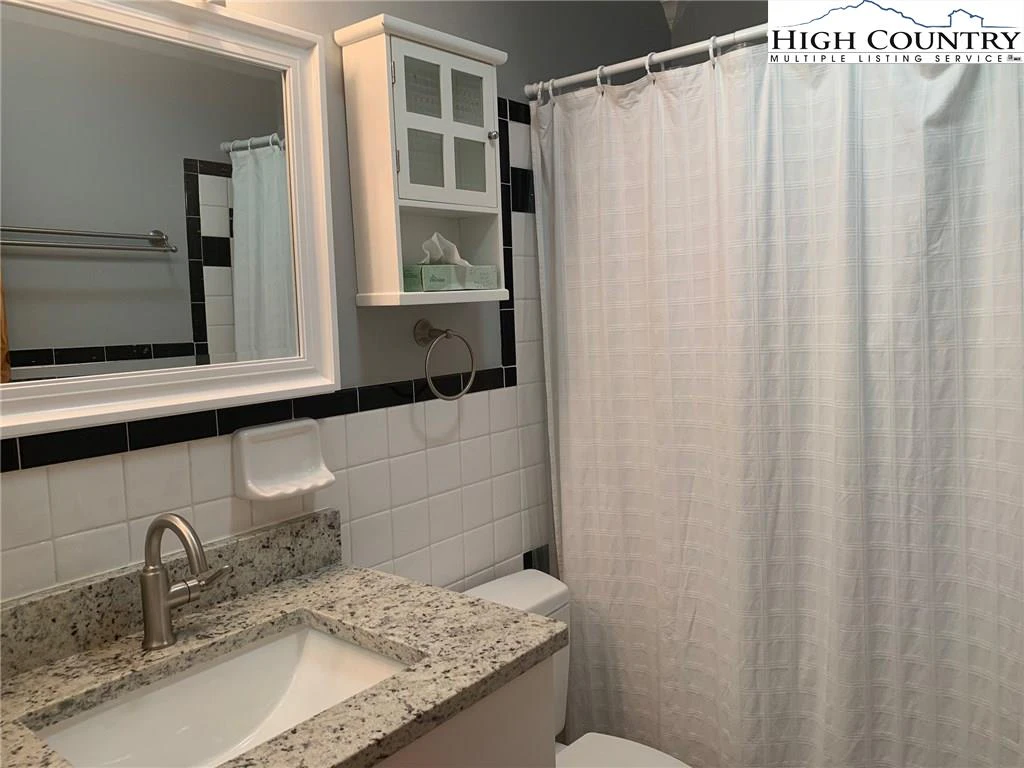 Image number 2 for the current listing