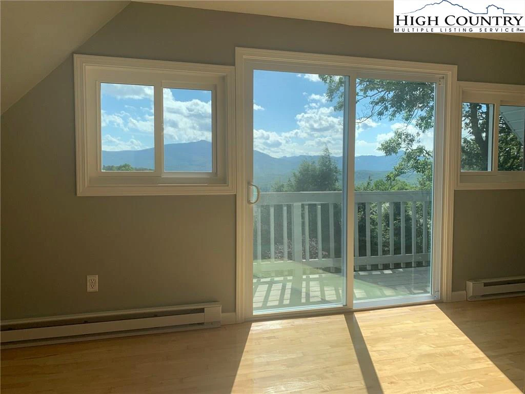 Image number 14 for the current listing