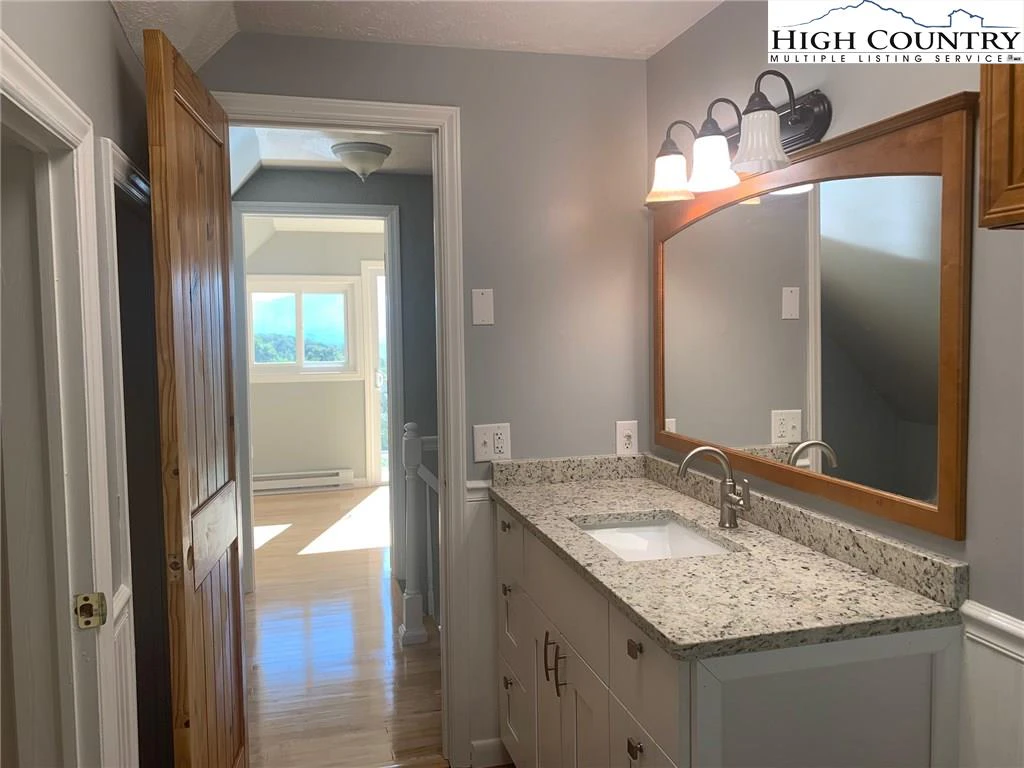 Image number 11 for the current listing