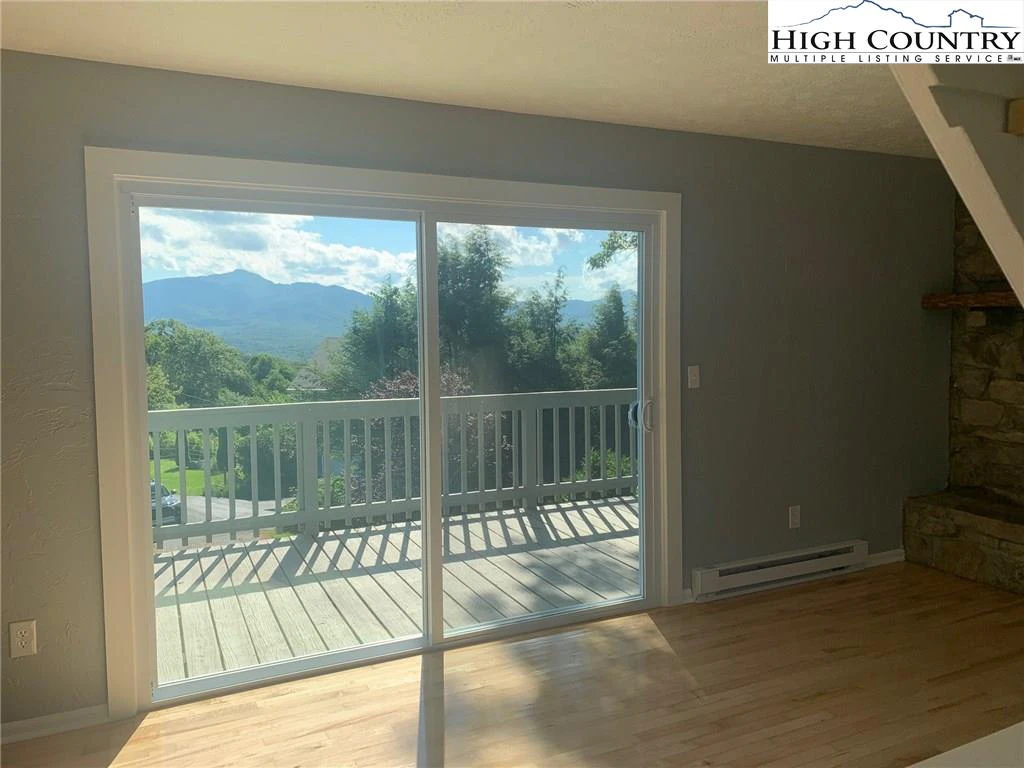 Image number 19 for the current listing