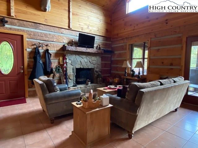 Image number 19 for the current listing