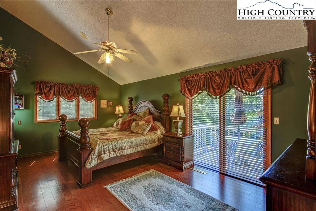 Image number 9 for the current listing
