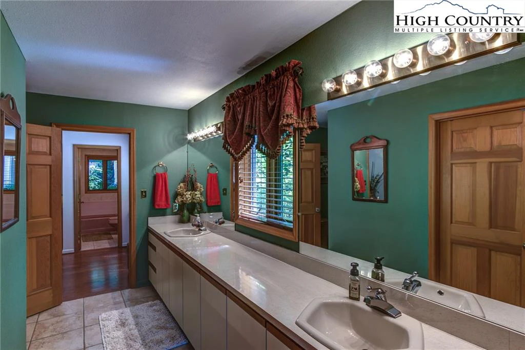 Image number 11 for the current listing