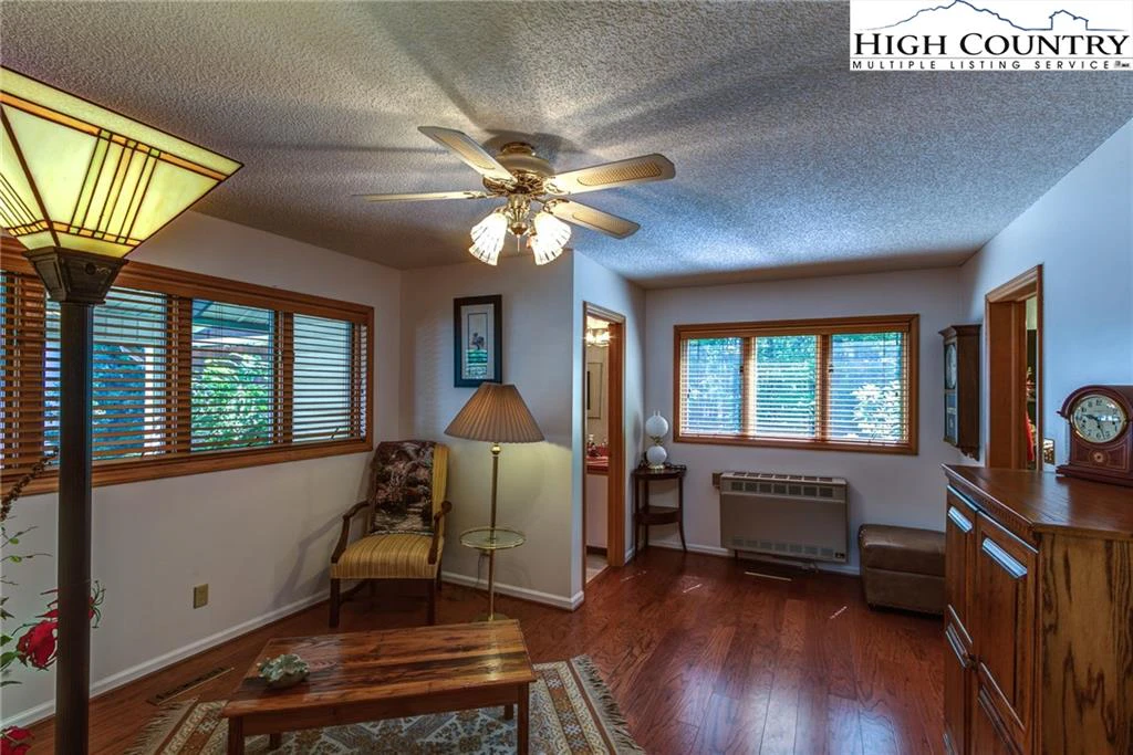 Image number 14 for the current listing