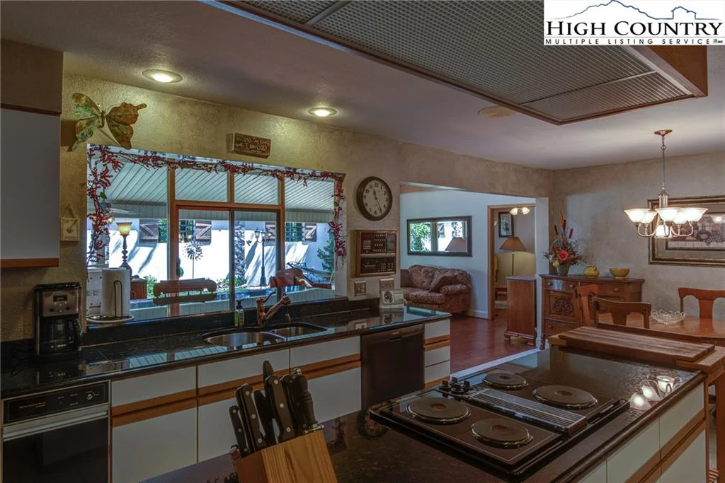 Image number 18 for the current listing