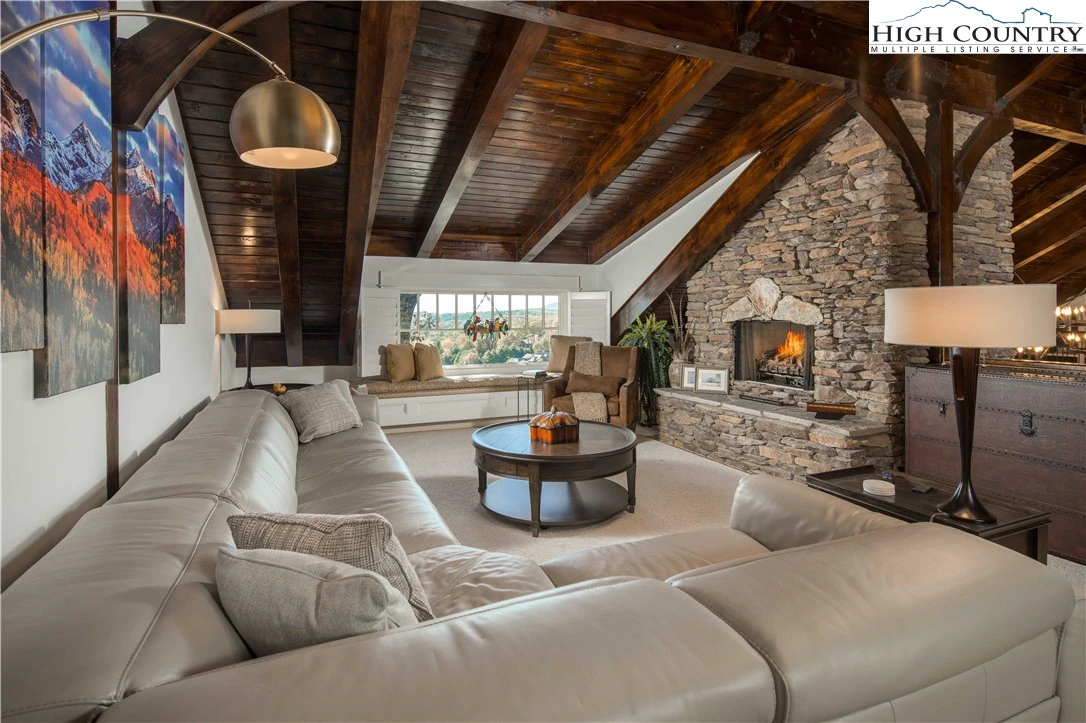 Image number 8 for the current listing