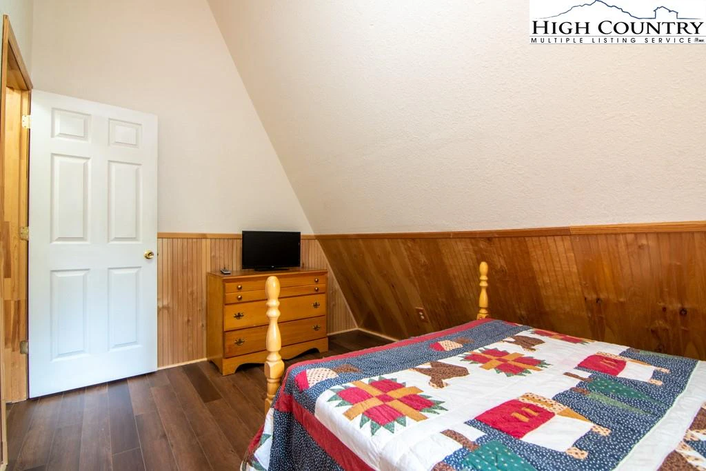 Image number 9 for the current listing