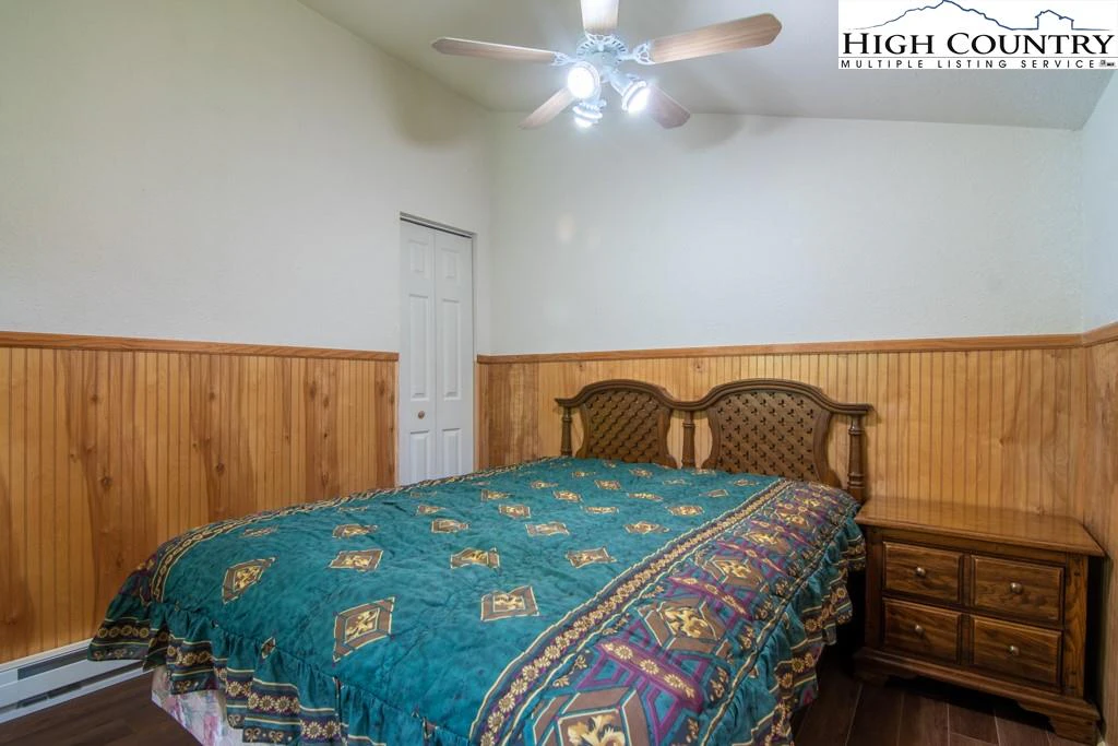 Image number 14 for the current listing