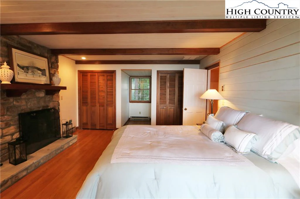 Image number 3 for the current listing