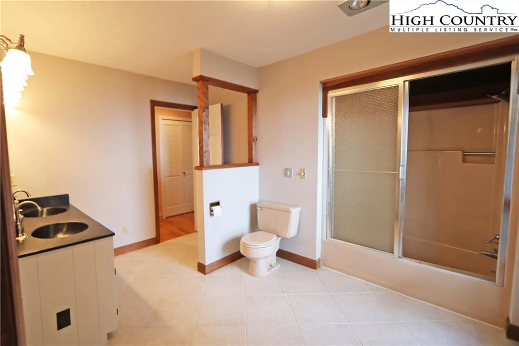 Image number 5 for the current listing