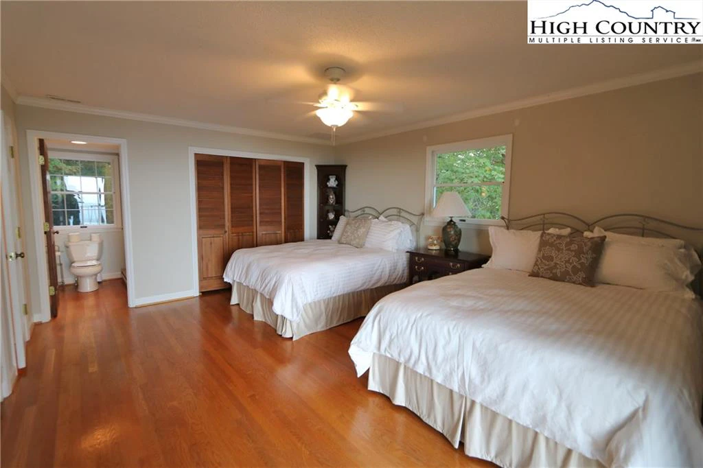 Image number 7 for the current listing
