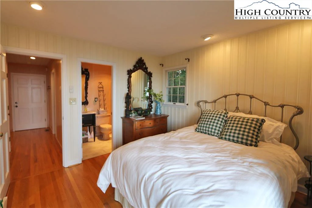 Image number 13 for the current listing