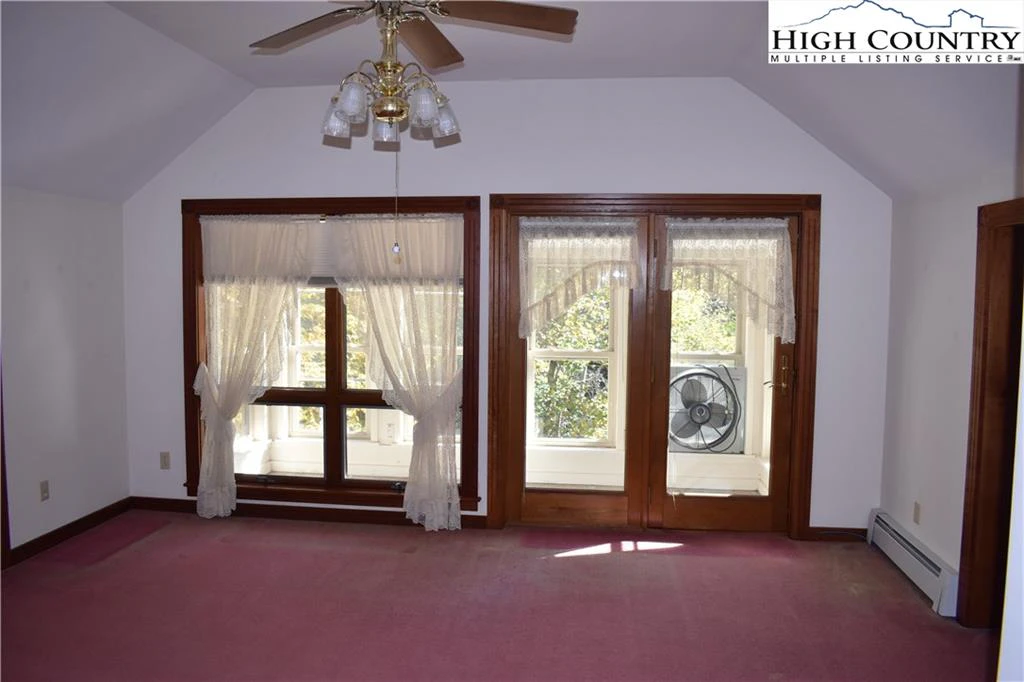 Image number 4 for the current listing