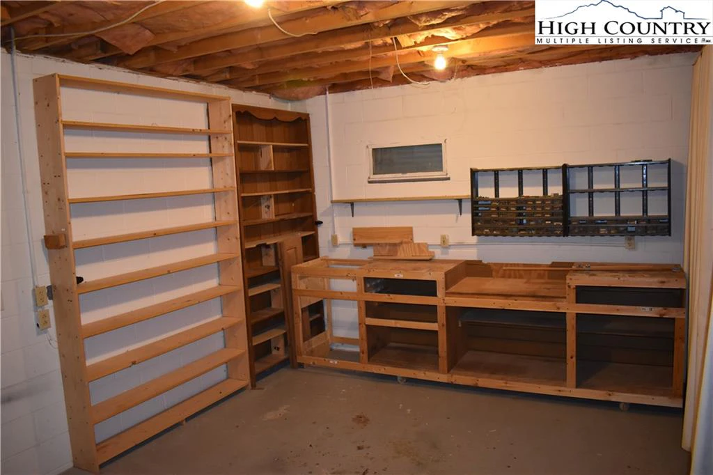 Image number 17 for the current listing