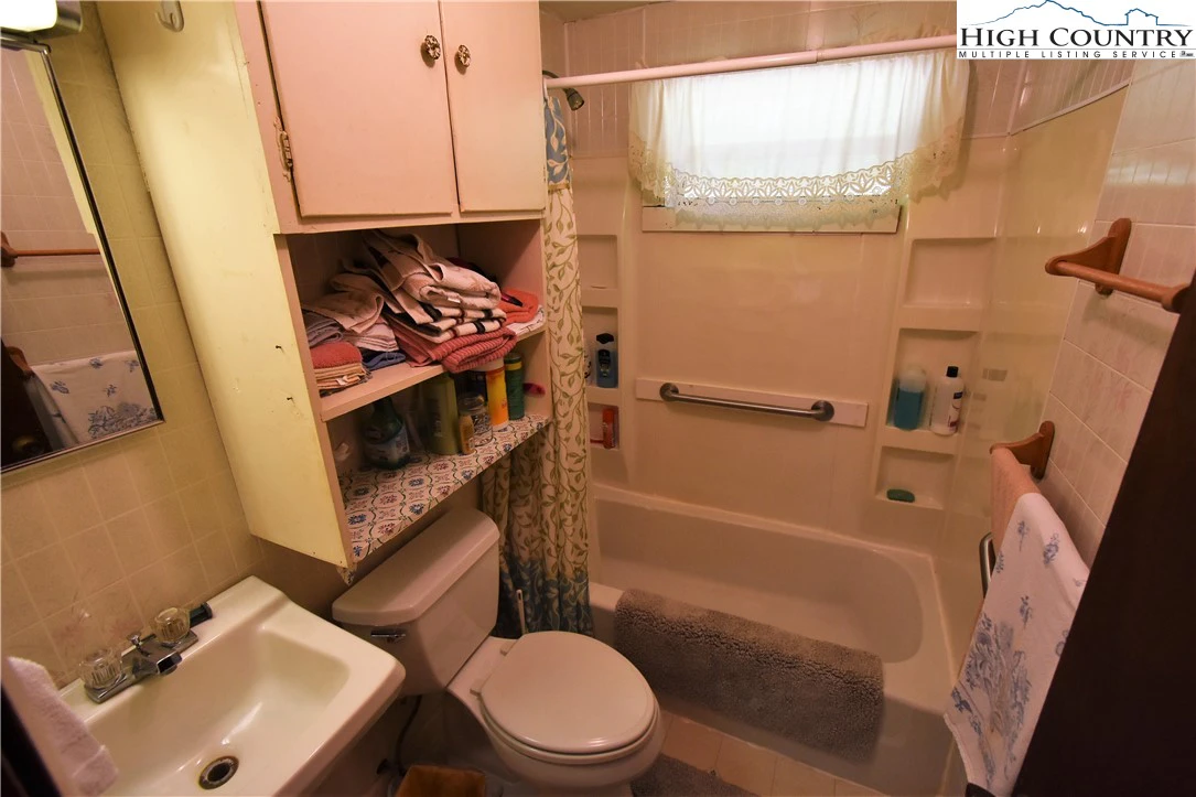 Image number 8 for the current listing