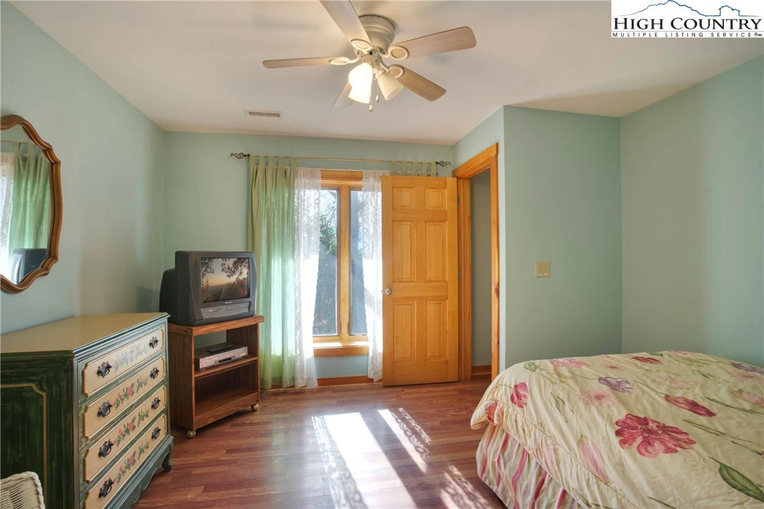 Image number 10 for the current listing