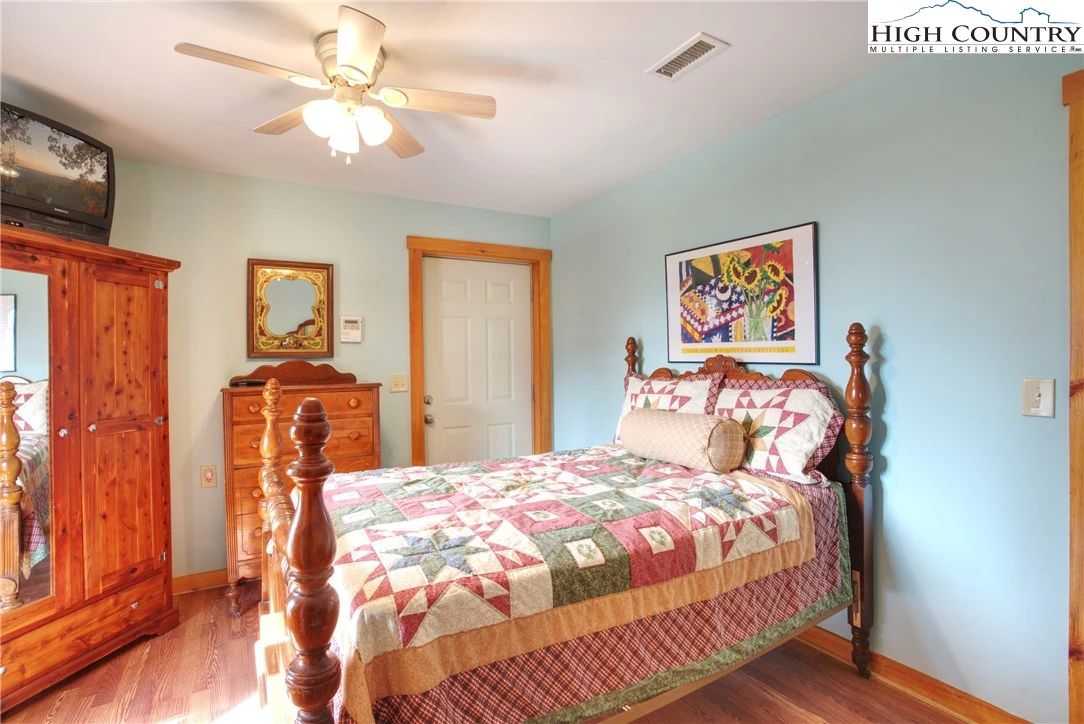Image number 11 for the current listing