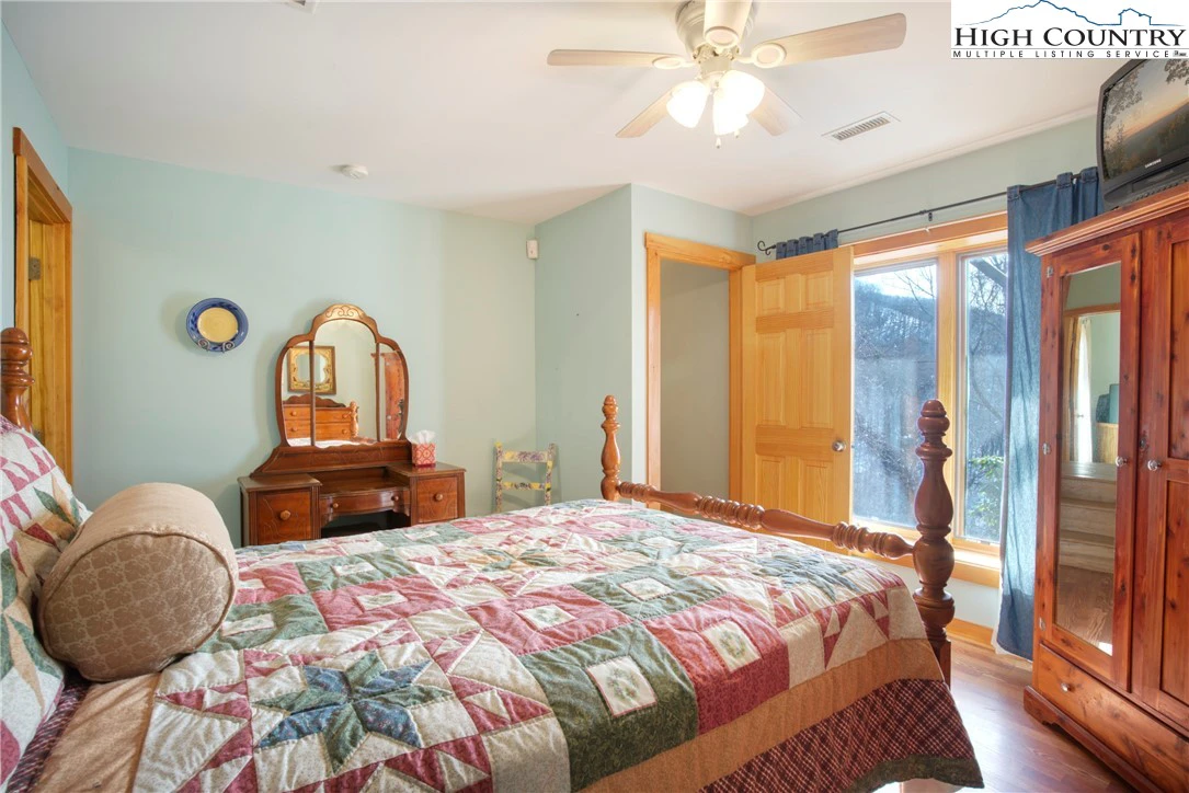 Image number 2 for the current listing