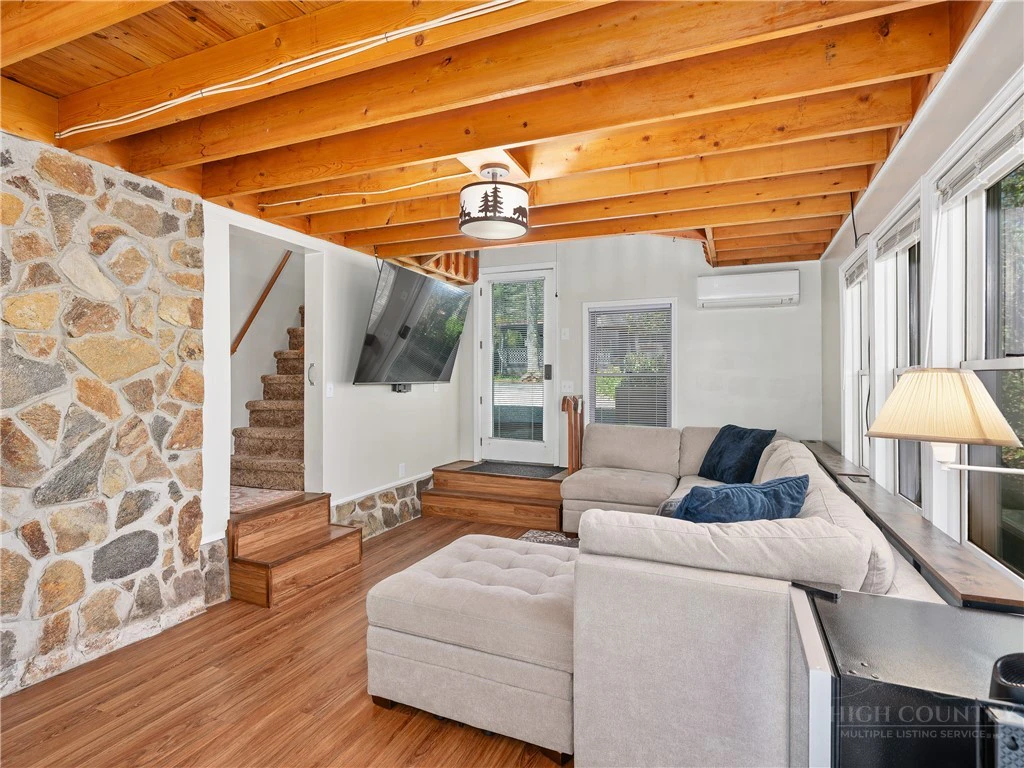 Image number 20 for the current listing