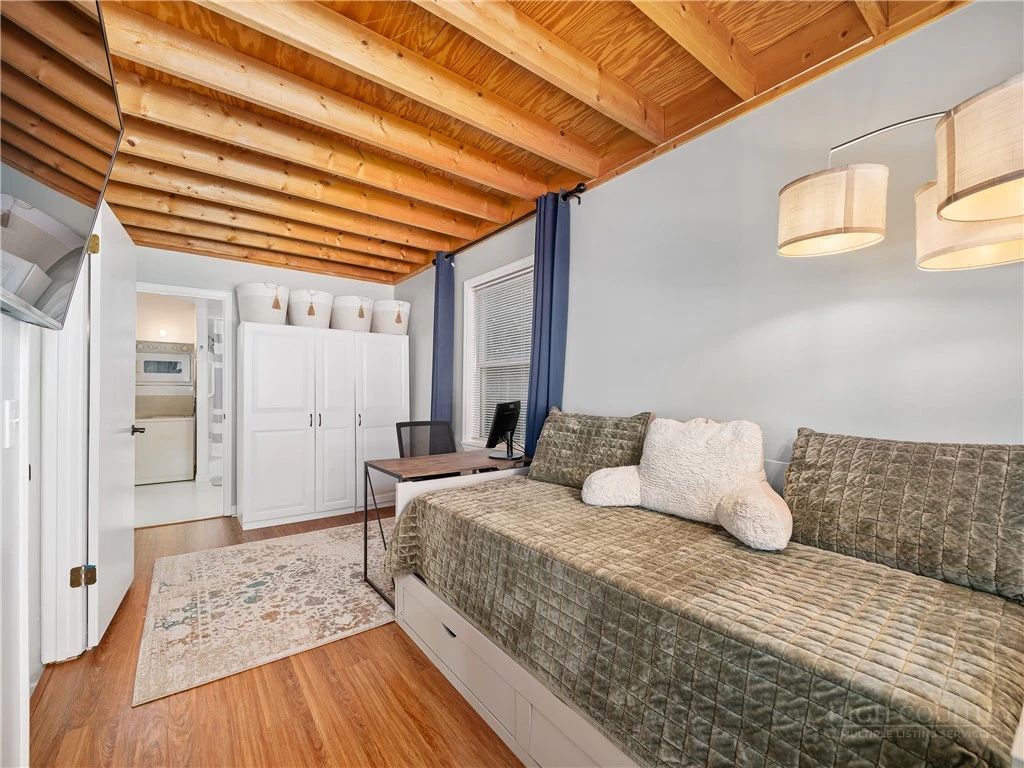 Image number 2 for the current listing