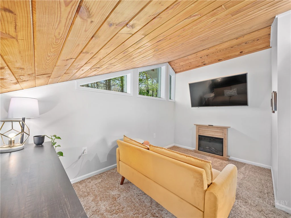 Image number 13 for the current listing