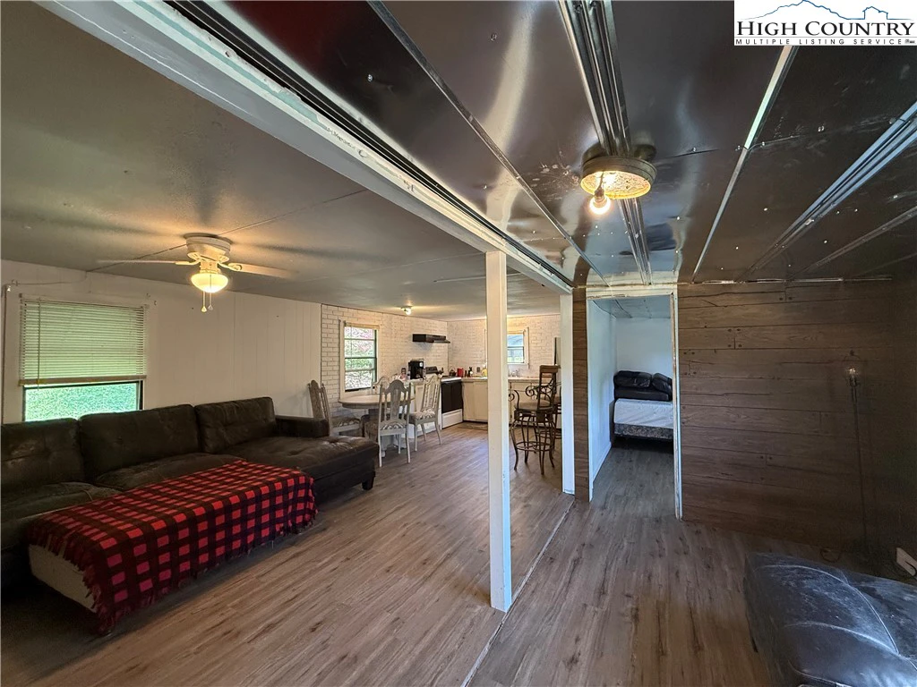 Image number 6 for the current listing