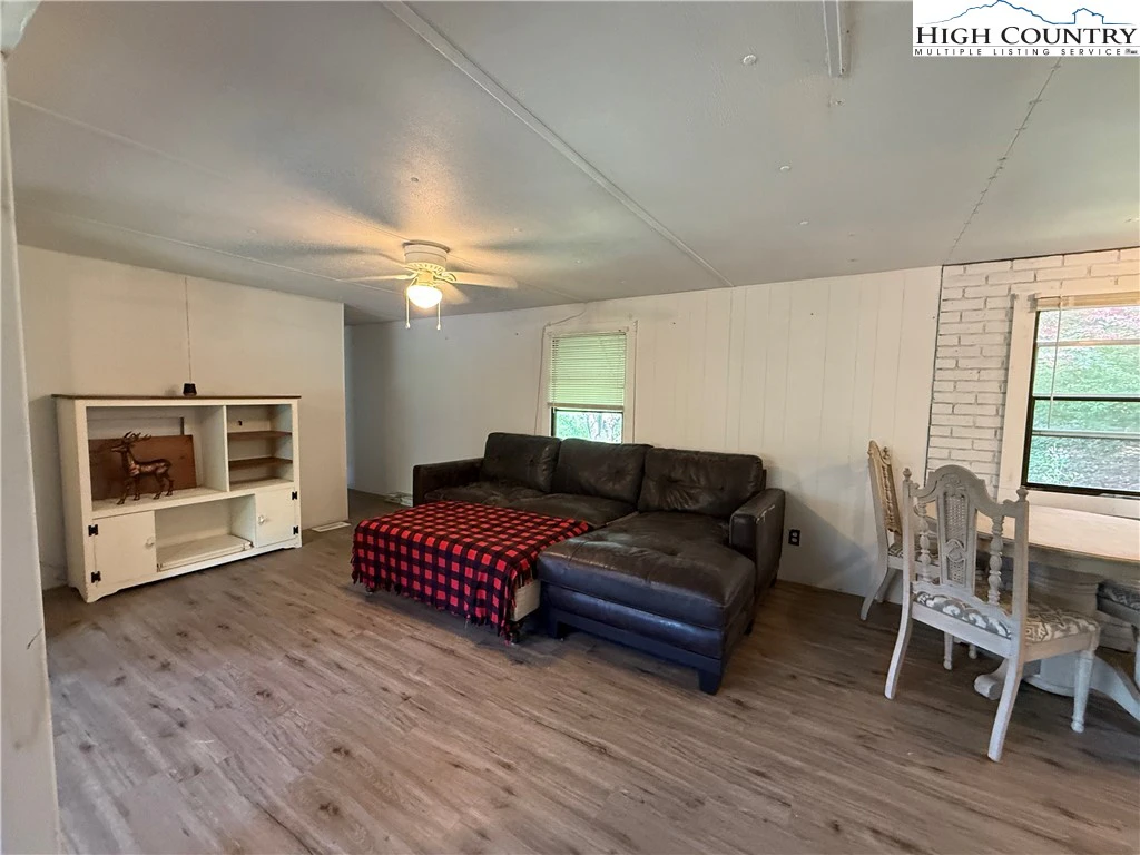 Image number 8 for the current listing