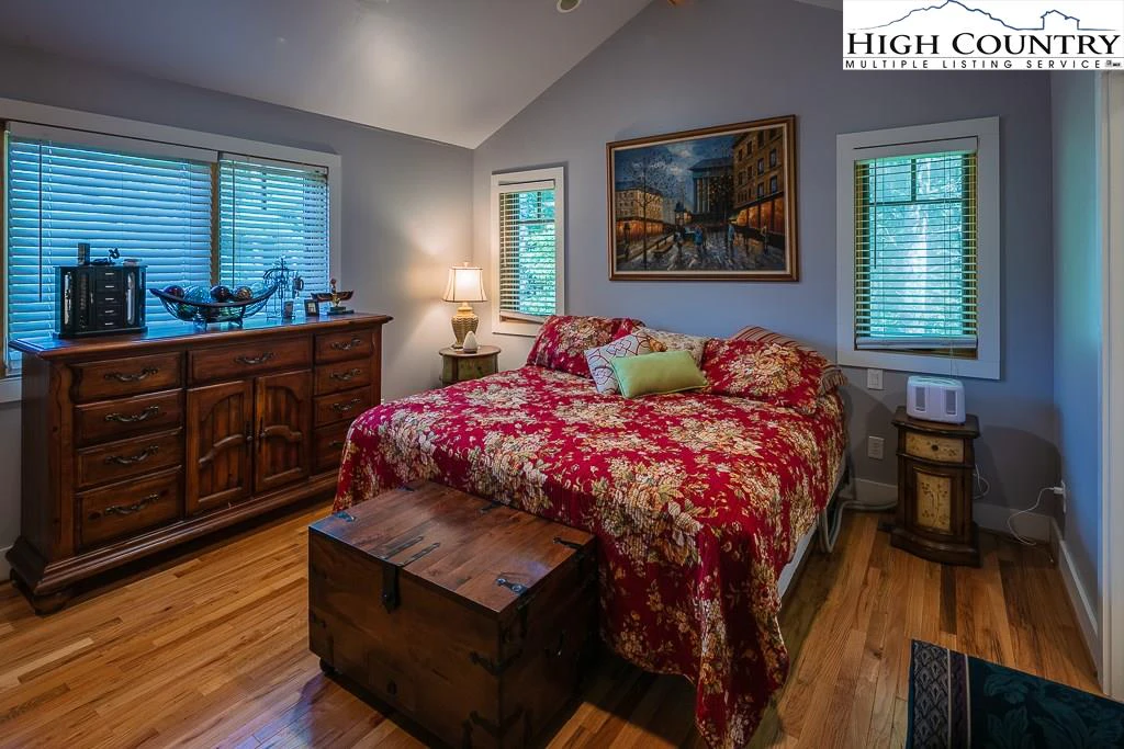 Image number 3 for the current listing