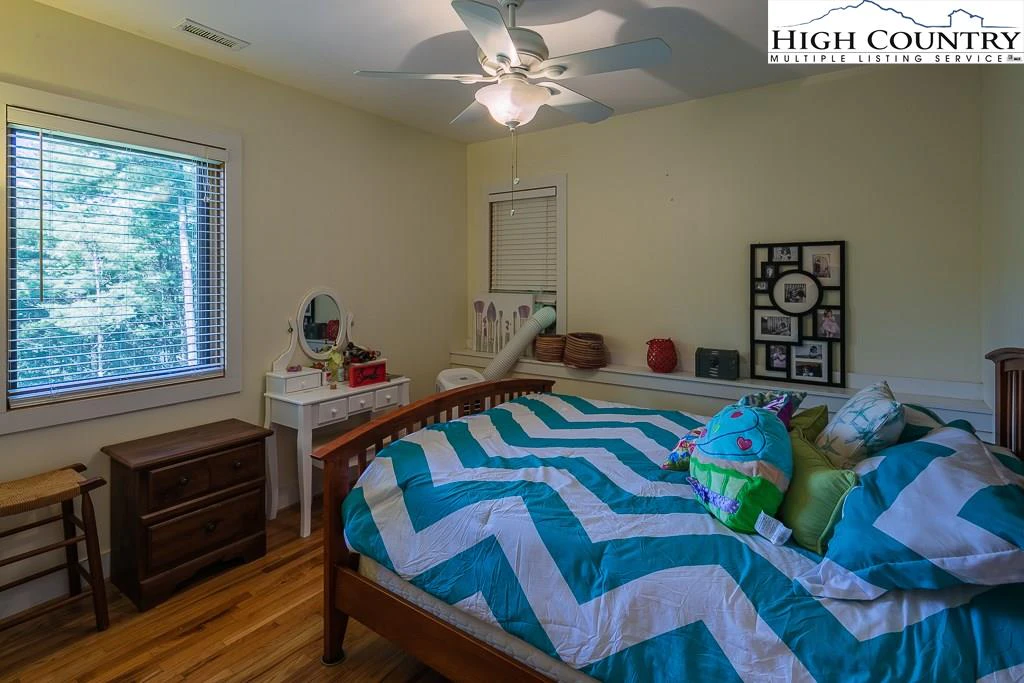 Image number 9 for the current listing