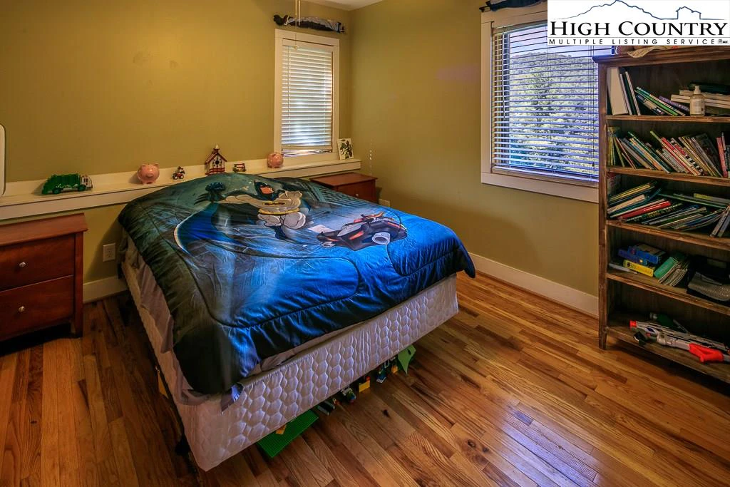 Image number 2 for the current listing
