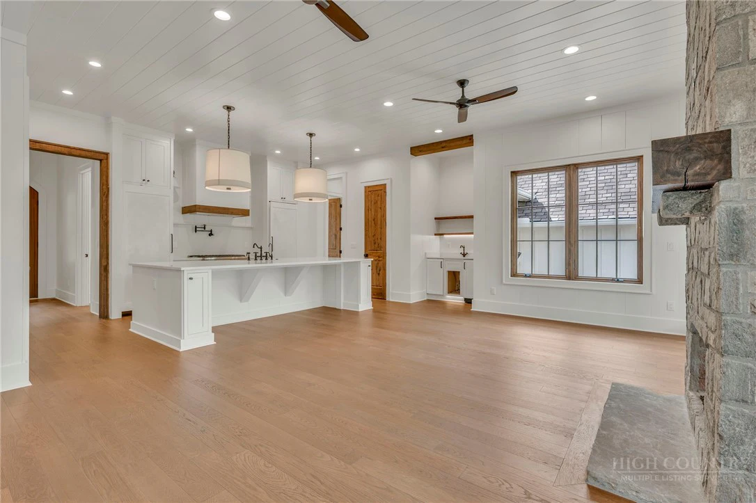 Image number 18 for the current listing