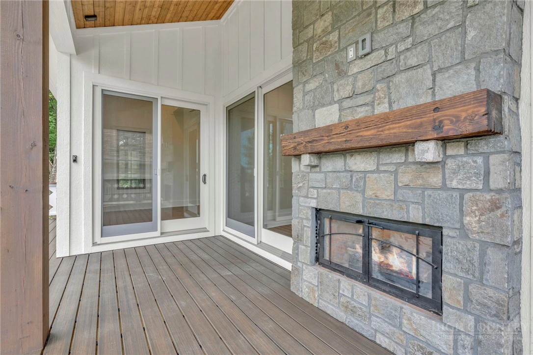 Image number 15 for the current listing