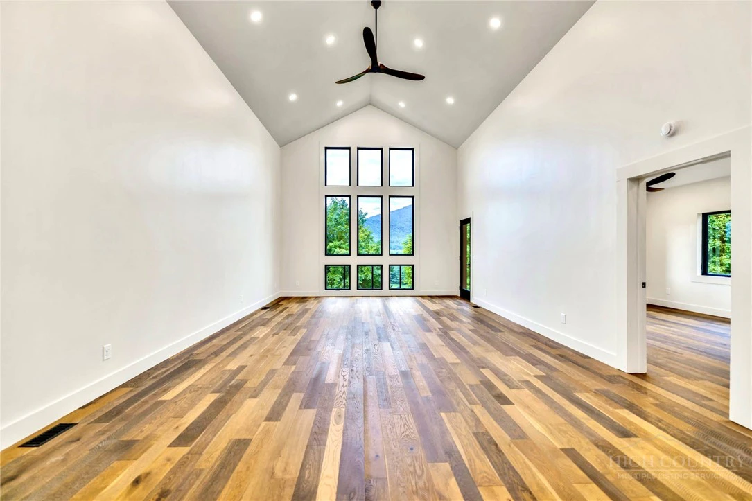 Image number 4 for the current listing