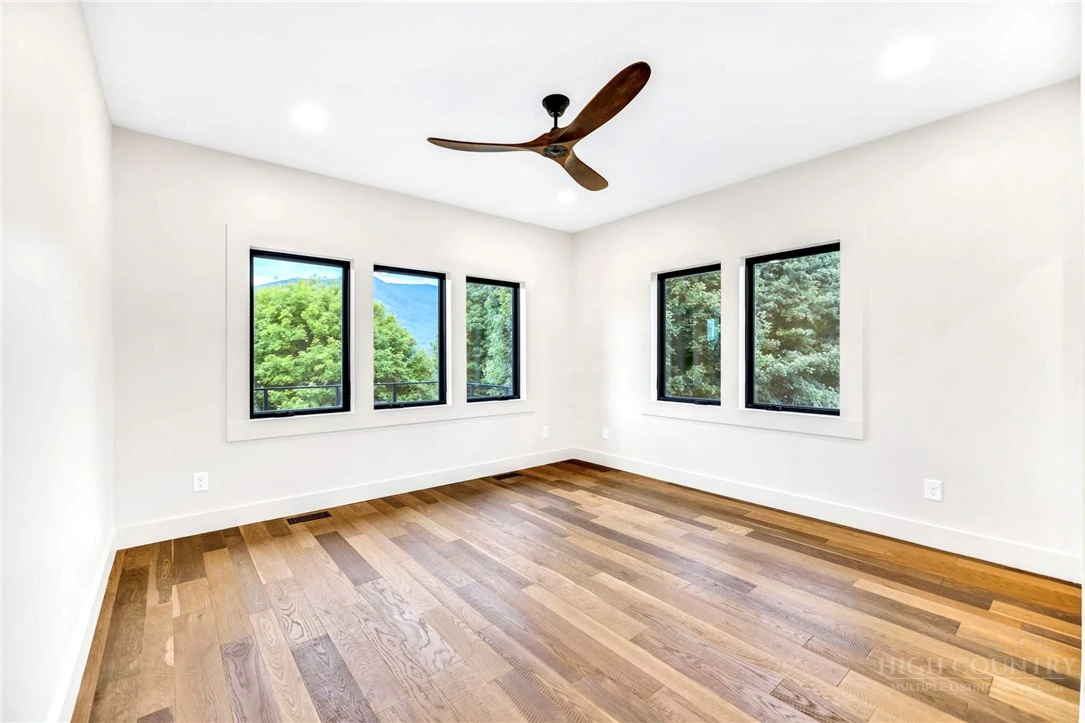 Image number 20 for the current listing