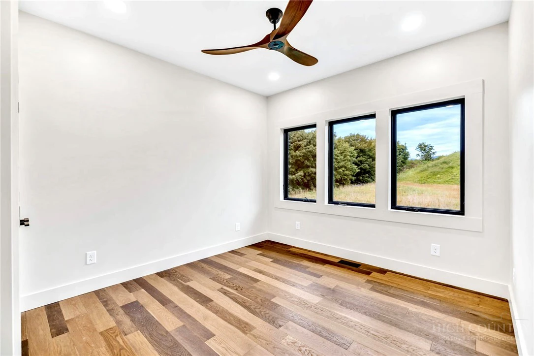Image number 11 for the current listing