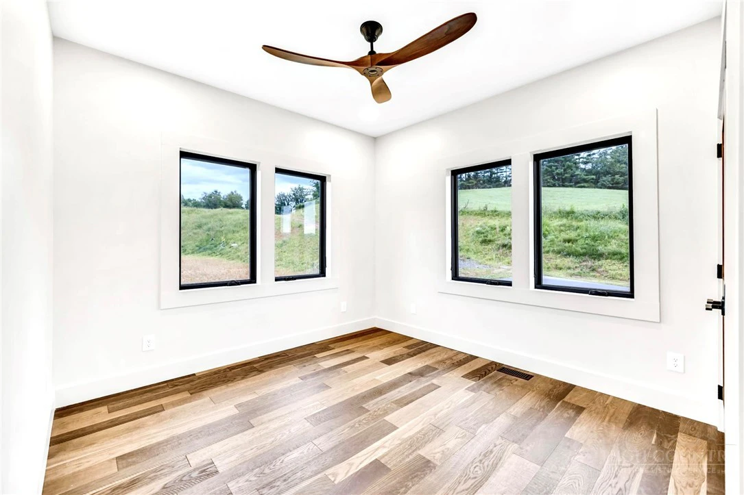 Image number 14 for the current listing