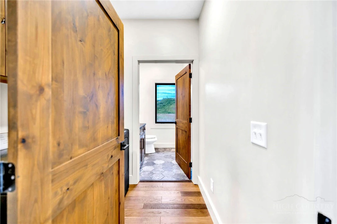 Image number 16 for the current listing