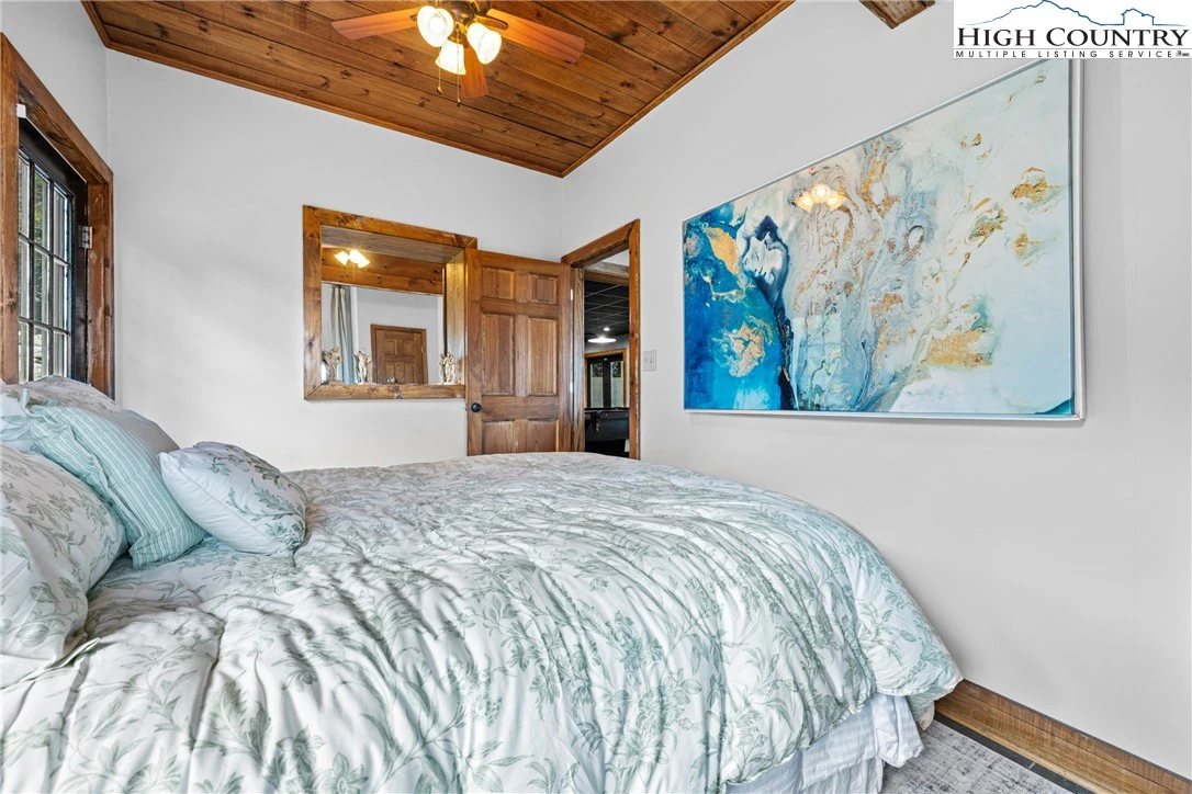 Image number 14 for the current listing